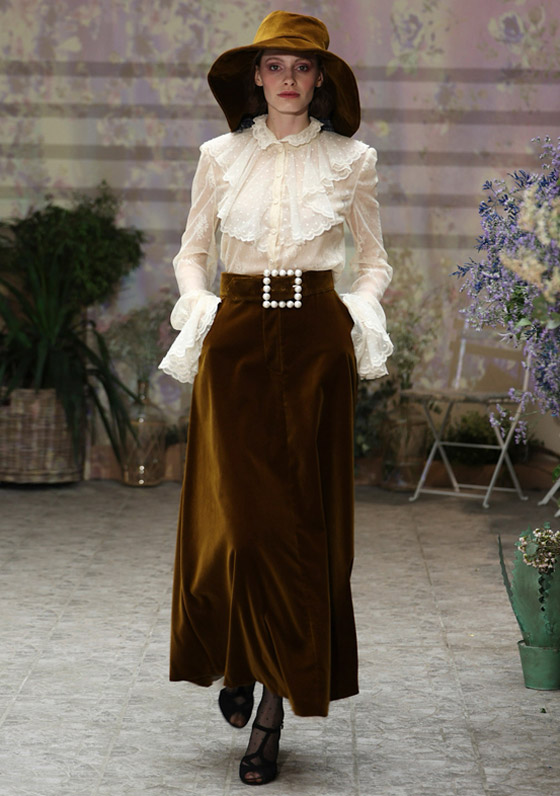 8 موديلات تنانير طويلة لشتاء 2025 لا بد أن تتوفر في خزانة المحجبات صورة رقم 8 8 موديلات تنانير طويلة لشتاء 2025 لا بد أن تتوفر في خزانة المحجبات صورة رقم 8