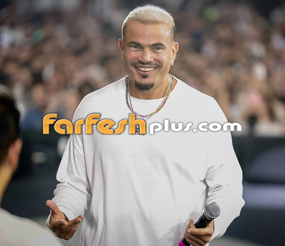 صور عمرو دياب في إطلالة مثيرة للجدل تشعل مواقع التواصل صورة رقم 4