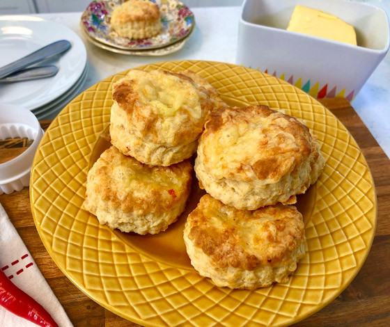 إليكم وصفة كعكات الجبن الحارة.. شهية بمفردها أو مع الحساء صورة رقم 4