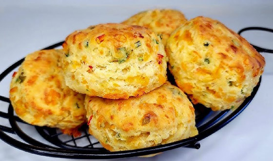 إليكم وصفة كعكات الجبن الحارة.. شهية بمفردها أو مع الحساء صورة رقم 5