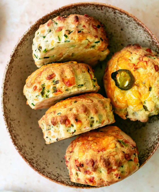 إليكم وصفة كعكات الجبن الحارة.. شهية بمفردها أو مع الحساء صورة رقم 7