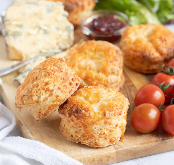 إليكم وصفة كعكات الجبن الحارة.. شهية بمفردها أو مع الحساء صورة رقم 8