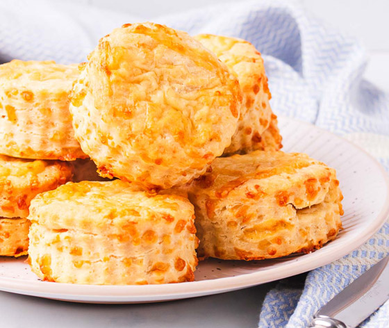 إليكم وصفة كعكات الجبن الحارة.. شهية بمفردها أو مع الحساء صورة رقم 9