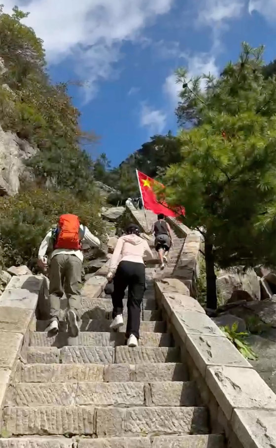 في حال شعرت بالوحدة.. يمكنك استئجار صديق لتسلق الجبال في الصين صورة رقم 1 في حال شعرت بالوحدة.. يمكنك استئجار صديق لتسلق الجبال في الصين صورة رقم 1