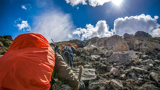 في حال شعرت بالوحدة.. يمكنك استئجار صديق لتسلق الجبال في الصين صورة رقم 3 في حال شعرت بالوحدة.. يمكنك استئجار صديق لتسلق الجبال في الصين صورة رقم 3