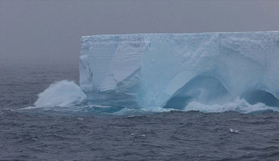 أكبر جبل جليدي في العالم يتحرك لأول مرة منذ 30 عاما صورة رقم 1 أكبر جبل جليدي في العالم يتحرك لأول مرة منذ 30 عاما صورة رقم 1