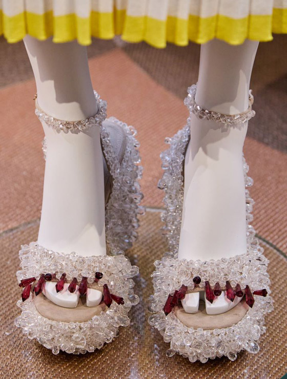 صورة رقم 3 - بالصور: أحذية غريبة لإطلالة تلفت الأنظار في موسم الاحتفالات صورة رقم 3 - بالصور: أحذية غريبة لإطلالة تلفت الأنظار في موسم الاحتفالات