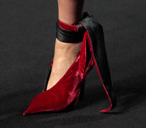 صورة رقم 5 - بالصور: أحذية غريبة لإطلالة تلفت الأنظار في موسم الاحتفالات صورة رقم 5 - بالصور: أحذية غريبة لإطلالة تلفت الأنظار في موسم الاحتفالات