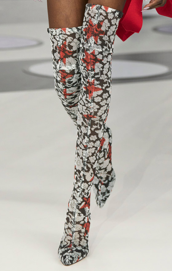 صورة رقم 6 - بالصور: أحذية غريبة لإطلالة تلفت الأنظار في موسم الاحتفالات صورة رقم 6 - بالصور: أحذية غريبة لإطلالة تلفت الأنظار في موسم الاحتفالات