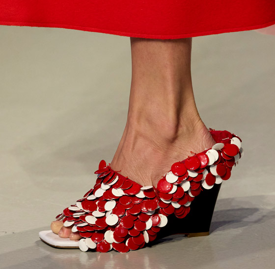 صورة رقم 9 - بالصور: أحذية غريبة لإطلالة تلفت الأنظار في موسم الاحتفالات صورة رقم 9 - بالصور: أحذية غريبة لإطلالة تلفت الأنظار في موسم الاحتفالات