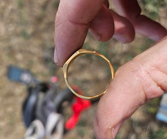 ثروة مخفية.. اكتشاف خاتم ذهبي مذهل يعود إلى العصور الوسطى صورة رقم 1 ثروة مخفية.. اكتشاف خاتم ذهبي مذهل يعود إلى العصور الوسطى صورة رقم 1