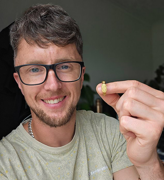 ثروة مخفية.. اكتشاف خاتم ذهبي مذهل يعود إلى العصور الوسطى صورة رقم 2 ثروة مخفية.. اكتشاف خاتم ذهبي مذهل يعود إلى العصور الوسطى صورة رقم 2