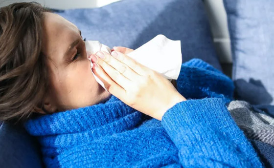 الأعراض متشابهة والعلاج واحد.. هل أصبحت كورونا مثل نزلة البرد صورة رقم 2