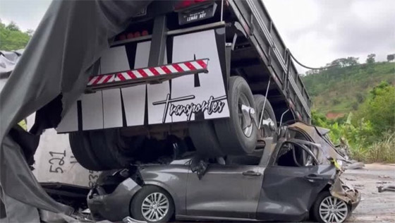 فيديو: حافلة تقتل 38 من ركابها بعد اصطدامها بشاحنة بالبرازيل صورة رقم 2 فيديو: حافلة تقتل 38 من ركابها بعد اصطدامها بشاحنة بالبرازيل صورة رقم 2