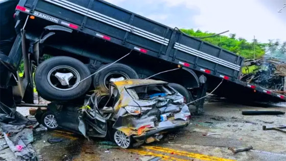 فيديو: حافلة تقتل 38 من ركابها بعد اصطدامها بشاحنة بالبرازيل صورة رقم 1 فيديو: حافلة تقتل 38 من ركابها بعد اصطدامها بشاحنة بالبرازيل صورة رقم 1