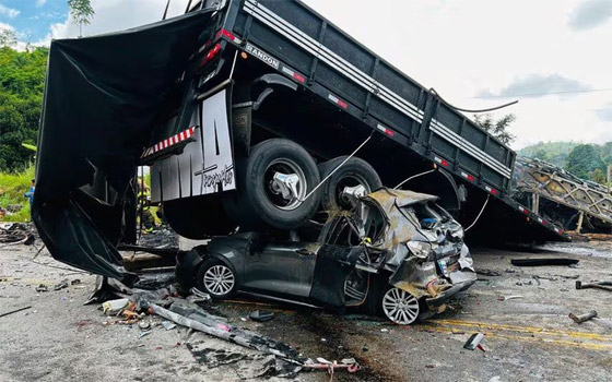 فيديو: حافلة تقتل 38 من ركابها بعد اصطدامها بشاحنة بالبرازيل صورة رقم 6 فيديو: حافلة تقتل 38 من ركابها بعد اصطدامها بشاحنة بالبرازيل صورة رقم 6