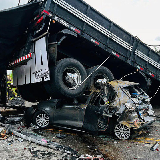 فيديو: حافلة تقتل 38 من ركابها بعد اصطدامها بشاحنة بالبرازيل صورة رقم 8 فيديو: حافلة تقتل 38 من ركابها بعد اصطدامها بشاحنة بالبرازيل صورة رقم 8