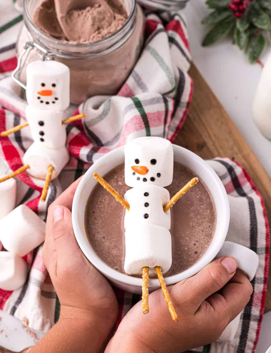 وصفة مشروب رجل الثلج.. شوكولاتة ساخنة مع حلوى الخطمي صورة رقم 2 وصفة مشروب رجل الثلج.. شوكولاتة ساخنة مع حلوى الخطمي صورة رقم 2