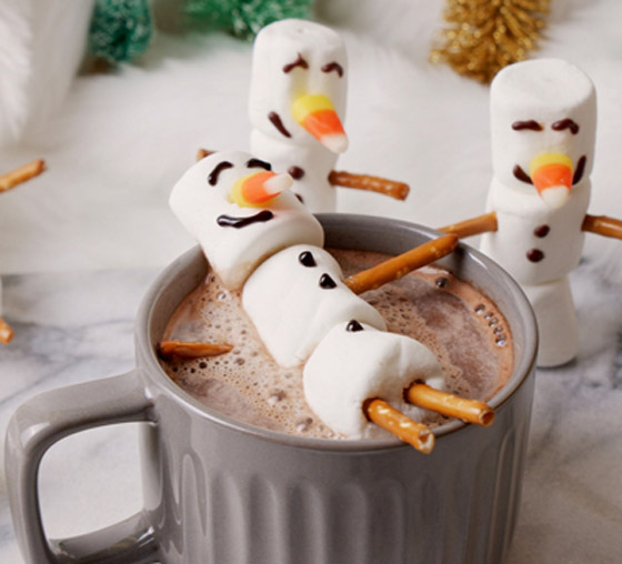 وصفة مشروب رجل الثلج.. شوكولاتة ساخنة مع حلوى الخطمي صورة رقم 3 وصفة مشروب رجل الثلج.. شوكولاتة ساخنة مع حلوى الخطمي صورة رقم 3