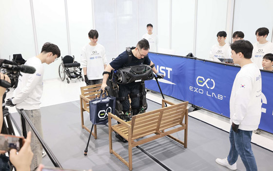 روبوت يساعد مرضى الشلل النصفي على المشي وصعود الدرج صورة رقم 2