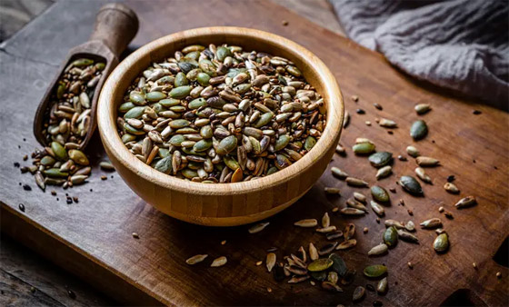 منها اليقطين.. إليكم أفضل 4 بذور لنمو الشعر صورة رقم 2