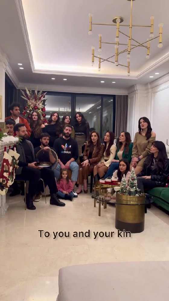 بعد (ليلة عيد)، عائلة (نعمة) الفنية في اغنية جديدة بمناسبة عيد الميلاد المجيد.. صورة رقم 7