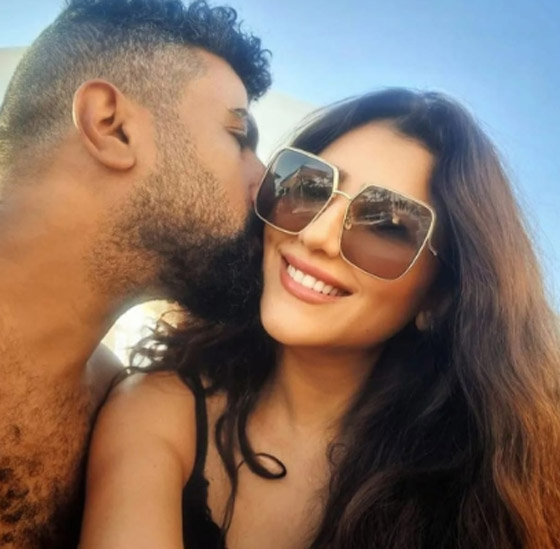 بعد فوزه بجائزة أفضل مخرج: قبلات محمد سامي الحميمة لمي عمر صورة رقم 2