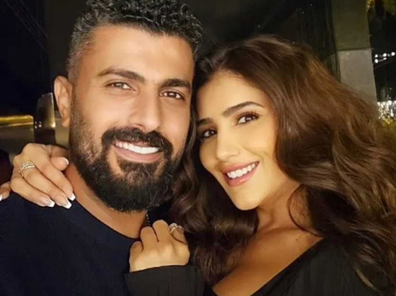 بعد فوزه بجائزة أفضل مخرج: قبلات محمد سامي الحميمة لمي عمر صورة رقم 5