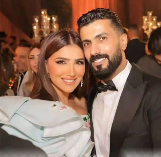 بعد فوزه بجائزة أفضل مخرج: قبلات محمد سامي الحميمة لمي عمر صورة رقم 8