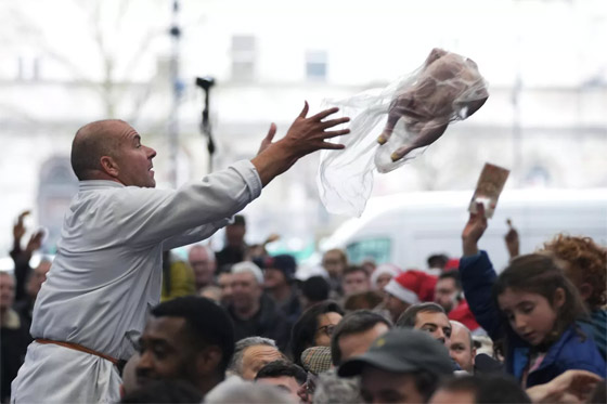 إليكم أطرف الصور لهذا الأسبوع لأبرز أحداث العالم لعيد الميلاد صورة رقم 2