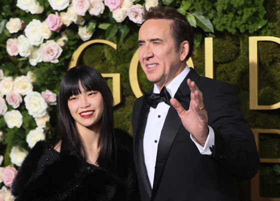 لقطات رومانسية وعائلية بحفل غولدن غلوب: زهرة ابنة أنجلينا جولي، سيلينا غوميز وخطيبها صورة رقم 3