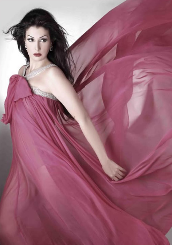 غادة عبدالرازق تشارك جمهورها بجلسة تصوير قديمة عمرها 16 عامًا! فستان وردي جرئ! صورة رقم 1