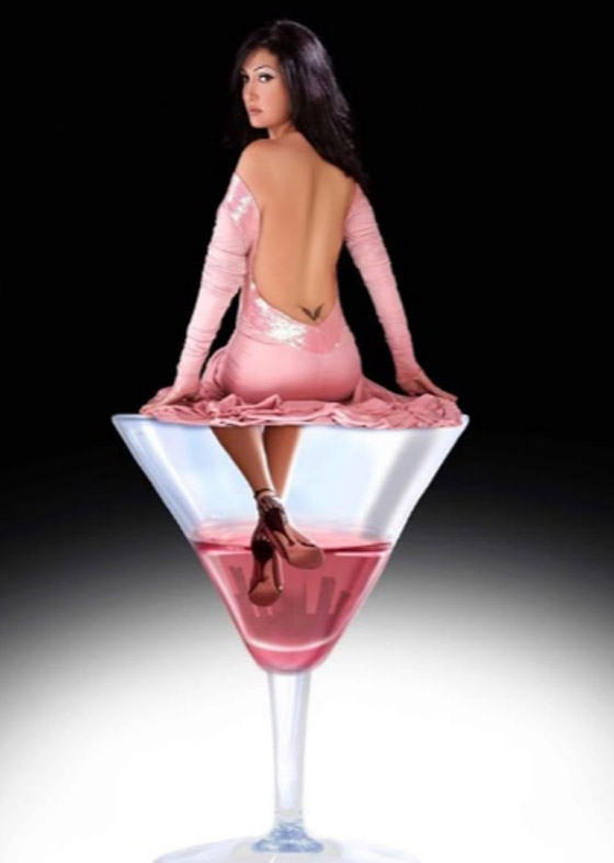 غادة عبدالرازق تشارك جمهورها بجلسة تصوير قديمة عمرها 16 عامًا! فستان وردي جرئ! صورة رقم 2