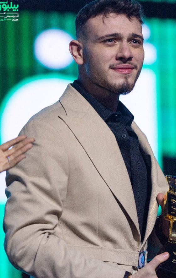 ‏الشامي يرد على جدل وانتقاد طريقة مصافحته لـ نانسي عجرم: انحنى وقبّل يده بدلا من يدها! صورة رقم 3