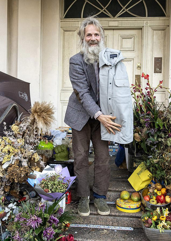 فقير مشرد يعيش حياة الأثرياء في أفخم أحياء لندن.. فما القصة؟ صورة رقم 4 فقير مشرد يعيش حياة الأثرياء في أفخم أحياء لندن.. فما القصة؟ صورة رقم 4