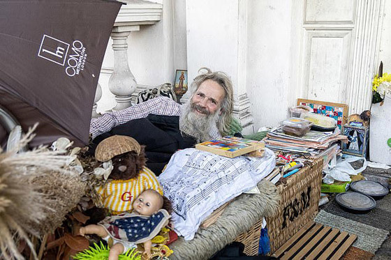 فقير مشرد يعيش حياة الأثرياء في أفخم أحياء لندن.. فما القصة؟ صورة رقم 6 فقير مشرد يعيش حياة الأثرياء في أفخم أحياء لندن.. فما القصة؟ صورة رقم 6