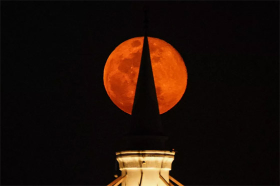 لحظات ساحرة.. أول قمر مكتمل لعام 2025 صورة رقم 6 لحظات ساحرة.. أول قمر مكتمل لعام 2025 صورة رقم 6