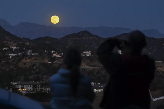 لحظات ساحرة.. أول قمر مكتمل لعام 2025 صورة رقم 8 لحظات ساحرة.. أول قمر مكتمل لعام 2025 صورة رقم 8