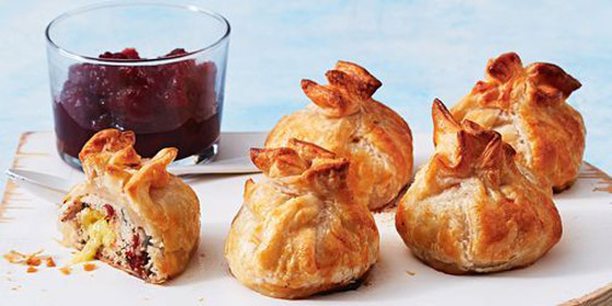 وصفة لفائف الفيلو بالجبن البري والديك الرومي المدخن.. لمتعة فردية صورة رقم 3 وصفة لفائف الفيلو بالجبن البري والديك الرومي المدخن.. لمتعة فردية صورة رقم 3