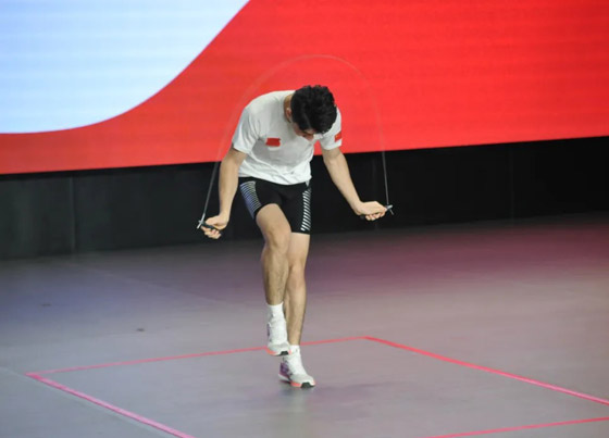 بدقيقة.. طالب صيني يسجل رقما قياسيا عالميا برياضة القفز بالحبل صورة رقم 4