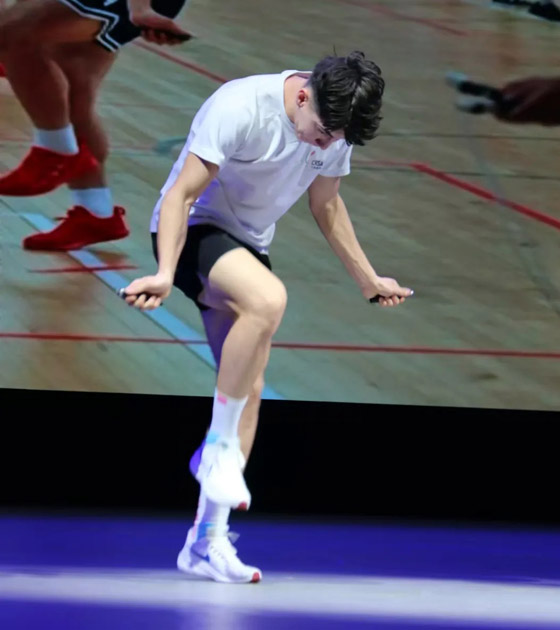 بدقيقة.. طالب صيني يسجل رقما قياسيا عالميا برياضة القفز بالحبل صورة رقم 3