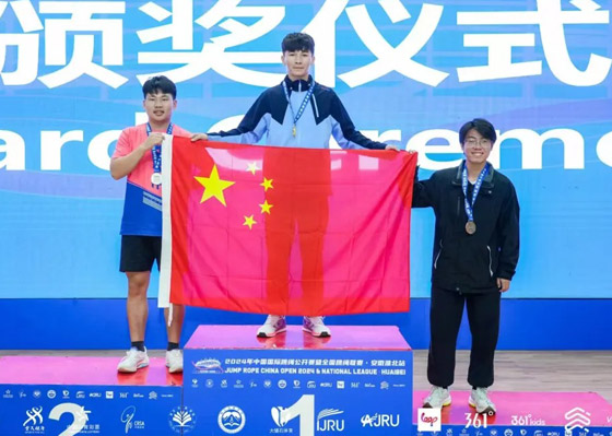 بدقيقة.. طالب صيني يسجل رقما قياسيا عالميا برياضة القفز بالحبل صورة رقم 7