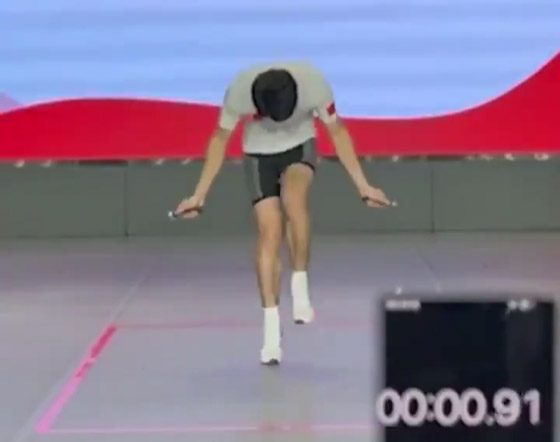 بدقيقة.. طالب صيني يسجل رقما قياسيا عالميا برياضة القفز بالحبل صورة رقم 5