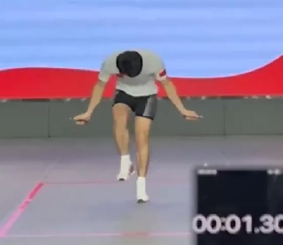 بدقيقة.. طالب صيني يسجل رقما قياسيا عالميا برياضة القفز بالحبل صورة رقم 9