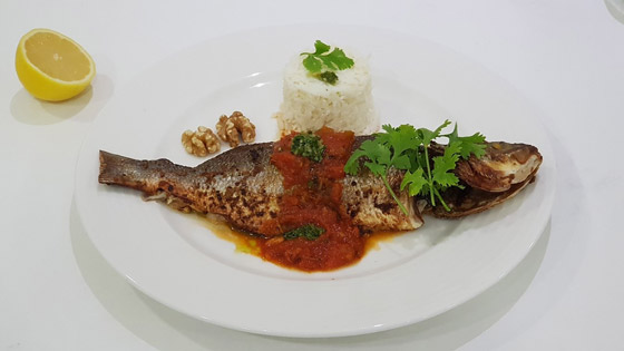 اليكم طريقة تحضير سمك بصلصة الطماطم صورة رقم 1