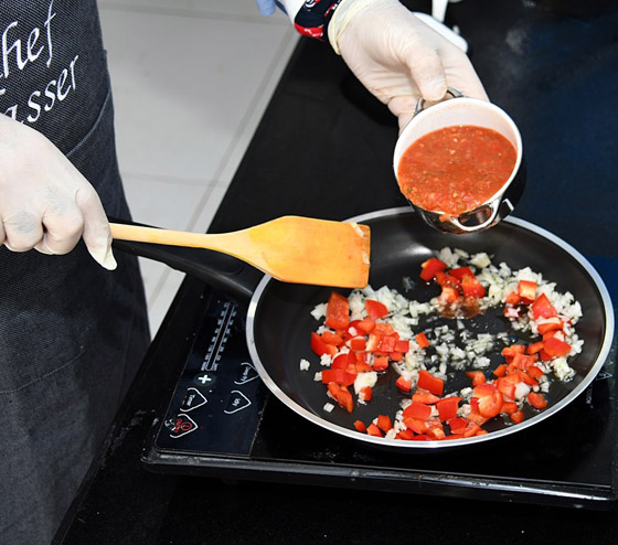 اليكم طريقة تحضير سمك بصلصة الطماطم صورة رقم 3