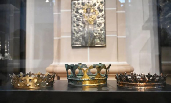 اكتشاف تاج ملكي مخبأ منذ 500 عام داخل قبر (صور) صورة رقم 1 اكتشاف تاج ملكي مخبأ منذ 500 عام داخل قبر (صور) صورة رقم 1