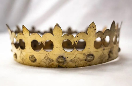 اكتشاف تاج ملكي مخبأ منذ 500 عام داخل قبر (صور) صورة رقم 2 اكتشاف تاج ملكي مخبأ منذ 500 عام داخل قبر (صور) صورة رقم 2