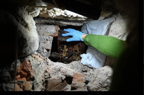 اكتشاف تاج ملكي مخبأ منذ 500 عام داخل قبر (صور) صورة رقم 3 اكتشاف تاج ملكي مخبأ منذ 500 عام داخل قبر (صور) صورة رقم 3