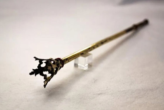 اكتشاف تاج ملكي مخبأ منذ 500 عام داخل قبر (صور) صورة رقم 4 اكتشاف تاج ملكي مخبأ منذ 500 عام داخل قبر (صور) صورة رقم 4